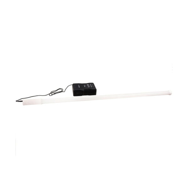 NANLITE PavoTube T8-7X 1 Kit, valkoinen LED-valoputki, jossa on kompakti musta virtalähde ja johto, näkyy valkoisella taustalla.