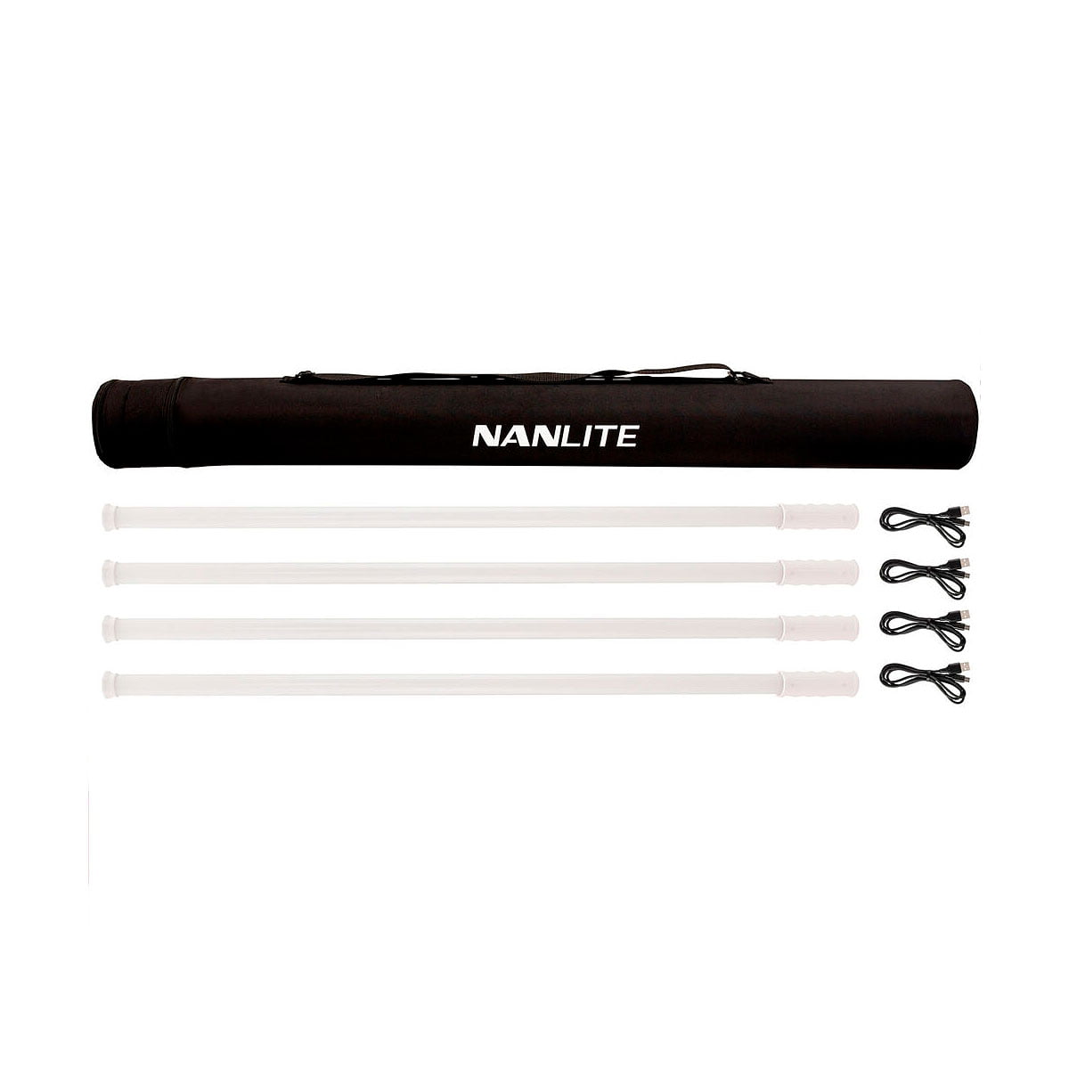 NANLITE PavoTube T8-7X 4 -pakkaus, joka sisältää mustan Nanlite-kantolaukun, neljä LED-valoputkea ja neljä USB-latauskaapelia, näkyy valkoisella pohjalla.