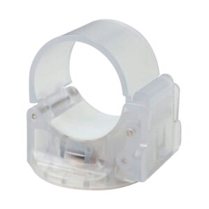 NANLITE PavoTube Transparent T12 Clip with Magnet on kirkas muovinen pidike, jossa on pyöreä aukko ja saranoidut sivut ja joka on suunniteltu pitämään sylinterimäisiä esineitä, kuten kaapeleita tai putkia, turvallisesti.