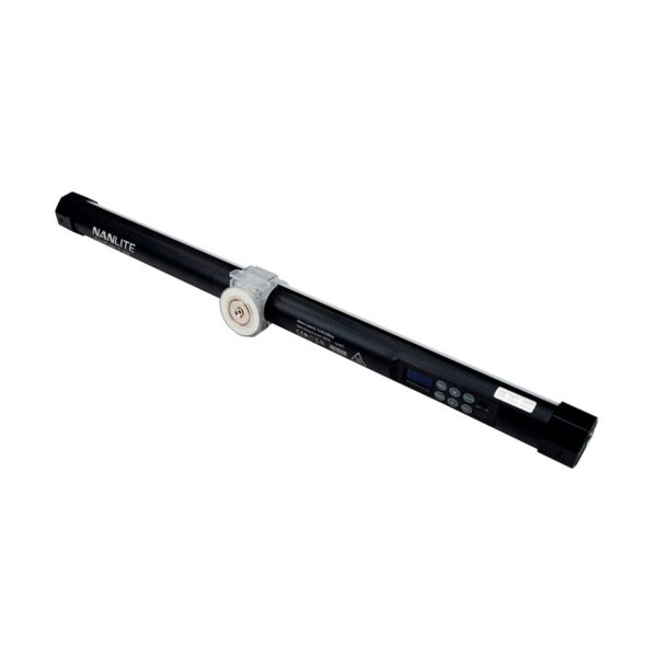 NANLITE PavoTube Transparent T12 Clip with Magnet on kiinnitetty mustaan Nanlite-valosauvaan, jossa on ohjauspainikkeet ja keskellä pyöreä kiinnike, kuvassa valkoisella pohjalla.