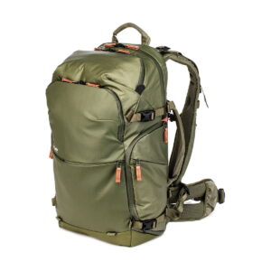Shimoda Designs Explore v2 35 -kamerareppu, vihreä, sisältää useita lokeroita, mustat soljet, oranssit vetoketjunvetimet, pehmustetut olkahihnat ja vyötäröhihnan - ihanteellinen tukevaan ulkoilu- tai matkakäyttöön.