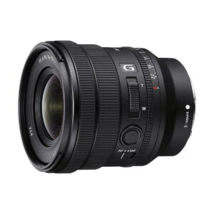 Musta Sony FE PZ 16-35mm f/4 G -objektiivi, jossa on zoomaus- ja tarkennusrenkaat, G- ja E-mount-merkinnät, aukkorengas ja AF/MF-kytkin, näkyy valkoista taustaa vasten.