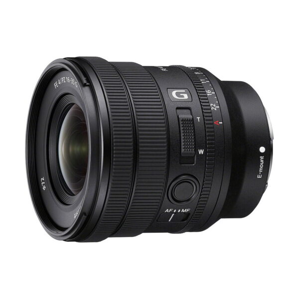 Musta Sony FE PZ 16-35mm f/4 G -objektiivi, jossa on zoomaus- ja tarkennusrenkaat, G- ja E-mount-merkinnät, aukkorengas ja AF/MF-kytkin, näkyy valkoista taustaa vasten.