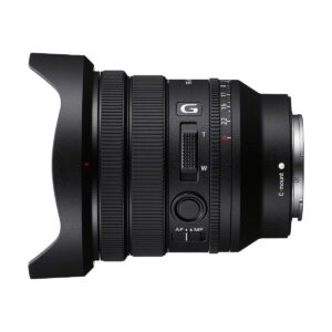 Sivukuva mustasta Sony FE PZ 16-35mm f/4 G -objektiivista, jossa on tarkennusrengas ja zoomausrengas, useita säätökytkimiä ja terälehden muotoinen vastavalosuoja valkoisella pohjalla.