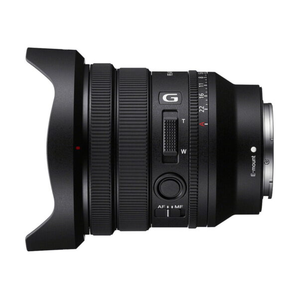 Sivukuva mustasta Sony FE PZ 16-35mm f/4 G -objektiivista, jossa on tarkennusrengas ja zoomausrengas, useita säätökytkimiä ja terälehden muotoinen vastavalosuoja valkoisella pohjalla.