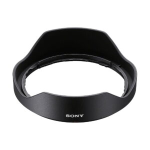 Musta Sony-objektiivinsuojus, jossa on kolme terälehden muotoista aukkoa, suunniteltu sopimaan Sony FE PZ 16-35mm f/4 G -objektiiviin, ja jonka etupuolelle on painettu SONY-logo valkoisella.