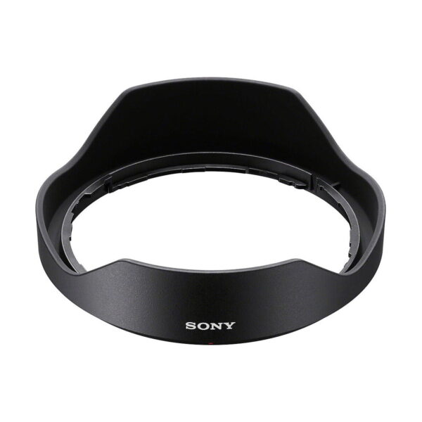 Musta Sony-objektiivinsuojus, jossa on kolme terälehden muotoista aukkoa, suunniteltu sopimaan Sony FE PZ 16-35mm f/4 G -objektiiviin, ja jonka etupuolelle on painettu SONY-logo valkoisella.