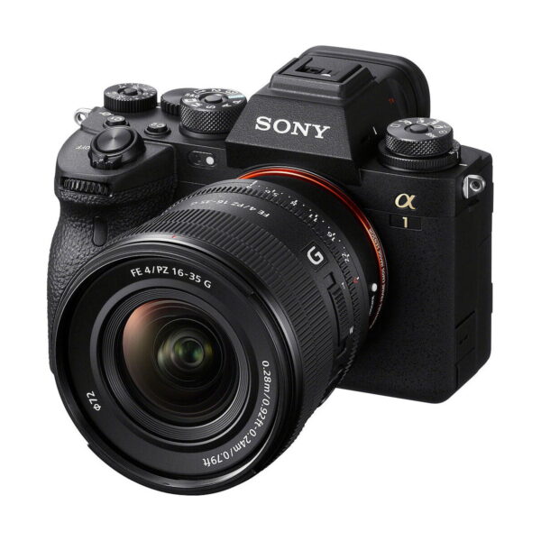 Musta Sony Alpha -kamera, johon on kiinnitetty Sony FE PZ 16-35mm f/4 G -objektiivi ja jossa on erilaisia painikkeita ja valitsimia, näkyy valkoista taustaa vasten.
