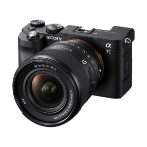 Musta Sony Alpha 7C -peilitön kamera, johon on kiinnitetty Sony FE PZ 16-35mm f/4 G -objektiivi ja jossa on erilaisia painikkeita ja valitsimia ylä- ja sivupuolella.