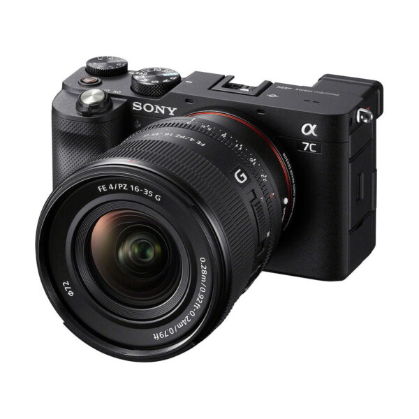 Musta Sony Alpha 7C -peilitön kamera, johon on kiinnitetty Sony FE PZ 16-35mm f/4 G -objektiivi ja jossa on erilaisia painikkeita ja valitsimia ylä- ja sivupuolella.