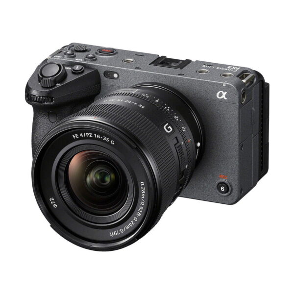 Musta Sony-digitaalikamera, jossa on Sony FE PZ 16-35mm f/4 G -objektiivi ja useita painikkeita ja valitsimia, näkyy vinossa valkoisella taustalla.