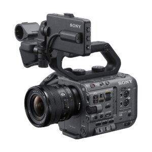 Sony FE PZ 16-35mm f/4 G -objektiivi on ammattitason irrotettava zoom-objektiivi, jossa on edistykselliset säätimet ja joka on suunniteltu korkealaatuiseen videotuotantoon. Sen tyylikkäässä mustassa muotoilussa on merkittyjä painikkeita ja saumaton yhteensopivuus Sonyn kameroiden kanssa.