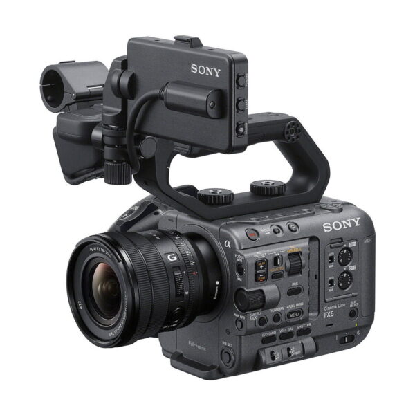 Sony FE PZ 16-35mm f/4 G -objektiivi on ammattitason irrotettava zoom-objektiivi, jossa on edistykselliset säätimet ja joka on suunniteltu korkealaatuiseen videotuotantoon. Sen tyylikkäässä mustassa muotoilussa on merkittyjä painikkeita ja saumaton yhteensopivuus Sonyn kameroiden kanssa.