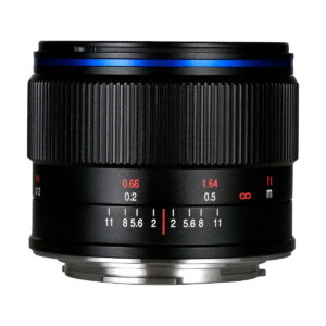 Laowa 7,5 mm f/2 MFT AE -objektiivissa on musta runko, sininen rengas yläreunan lähellä, kuvioitu tarkennusrengas sekä valkoiset ja punaiset etäisyys- ja aukkomerkinnät tynnyrissä valkoista taustaa vasten.
