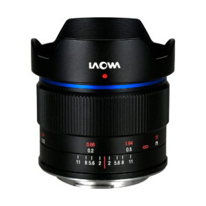 Laowa 7,5 mm f/2 MFT AE -objektiivissa on musta runko, jossa on sininen korostusrengas, leveä vastavalosuoja, manuaalitarkennusmerkinnät ja aukkoarvot valkoisella pohjalla.