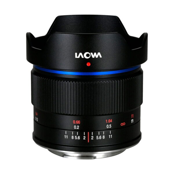 Laowa 7,5 mm f/2 MFT AE -objektiivissa on musta runko, jossa on sininen korostusrengas, leveä vastavalosuoja, manuaalitarkennusmerkinnät ja aukkoarvot valkoisella pohjalla.