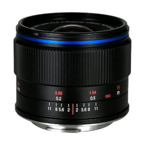 Laowa 7,5 mm f/2 MFT AE -objektiivi on musta, ja siinä on sininen rengas yläreunan lähellä, valkoiset ja punaiset tarkennus- ja etäisyysmerkinnät sekä metallinen kiinnike pohjassa valkoista taustaa vasten.