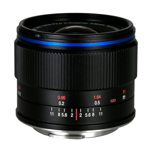 Laowa 7,5 mm f/2 MFT AE -objektiivi on musta, ja siinä on sininen rengas yläreunan lähellä, valkoiset ja punaiset tarkennus- ja etäisyysmerkinnät sekä metallinen kiinnike pohjassa valkoista taustaa vasten.