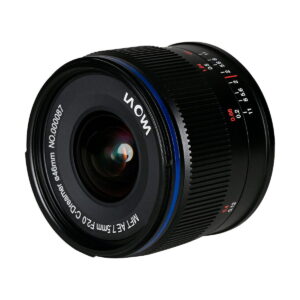 Laowa 7,5 mm f/2 MFT AE -objektiivi on kuvattu niin, että sen etummainen lasielementti, tarkennusrengas ja kaiverretut polttoväli- ja aukkomerkinnät tulevat esiin. Mustassa linssirungossa on hienovaraisia sinisiä ja punaisia korostuksia.