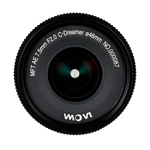 Laowa 7,5 mm f/2 MFT AE -objektiivin lähikuvassa näkyy teksti reunan ympärillä: MF 7.5mm F2.0 C-Dreamer ø46mm NO:000087, ja Laowa-tuotemerkki näkyy alareunassa ylösalaisin.