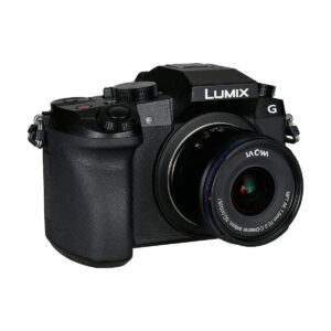 Musta Panasonic Lumix G -peilitön digitaalikamera, johon on kiinnitetty Laowa 7,5 mm f/2 MFT AE -objektiivi, kuvattuna pienessä kulmassa valkoisella taustalla.