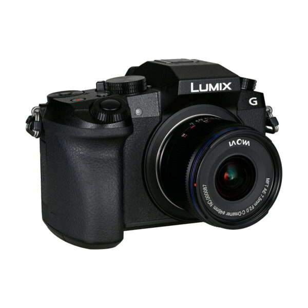 Musta Panasonic Lumix G -peilitön digitaalikamera, johon on kiinnitetty Laowa 7,5 mm f/2 MFT AE -objektiivi, kuvattuna pienessä kulmassa valkoisella taustalla.
