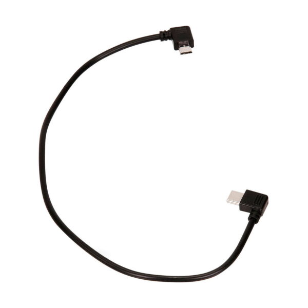 Tilta Nucleus-Nano Micro USB - USB-C -moottorin virtakaapelissa, joka on kuvassa käärittynä löysään käyrään valkoisella pohjalla, on mustat suorakulmaiset liittimet: yksi Micro USB ja yksi USB-C.