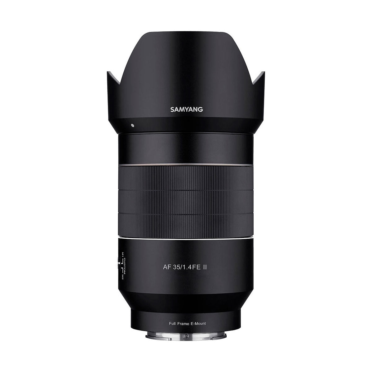Samyang_35mm_f_1_4_AF_II_001 Lähikuva mustasta Samyang AF 35mm f/1.4 II - Sony E -objektiivista, jossa on vastavalosuoja, valkoiset merkinnät ja moderni muotoilu, valkoista taustaa vasten.