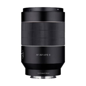 Mustassa Samyang AF 35mm f/1.4 II -objektiivissa Sony E:lle, jossa on merkinnät "AF 35/1.4 FE II" ja "Full Frame E-Mount", on leveä tarkennusrengas ja tyylikäs lieriömäinen muotoilu valkoista taustaa vasten.