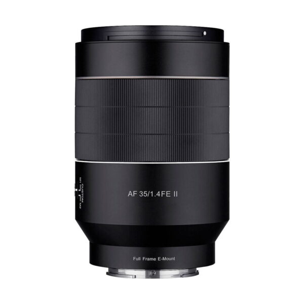 Mustassa Samyang AF 35mm f/1.4 II -objektiivissa Sony E:lle, jossa on merkinnät "AF 35/1.4 FE II" ja "Full Frame E-Mount", on leveä tarkennusrengas ja tyylikäs lieriömäinen muotoilu valkoista taustaa vasten.