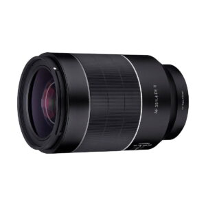 Musta Samyang AF 35mm f/1.4 II -objektiivi Sony E:lle, jossa on leveä piippu, kuvioidut kahvarenkaat ja valkoiset kirjaimet, jotka kertovat objektiivin tekniset tiedot, on esillä valkoisella taustalla.