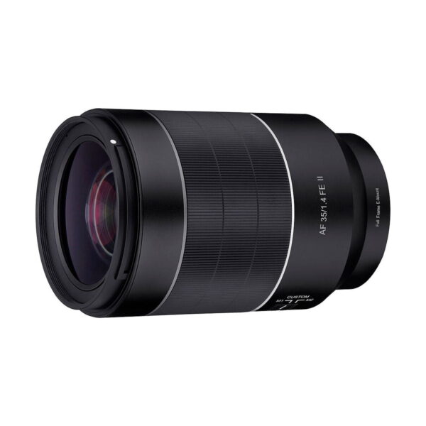 Musta Samyang AF 35mm f/1.4 II -objektiivi Sony E:lle, jossa on leveä piippu, kuvioidut kahvarenkaat ja valkoiset kirjaimet, jotka kertovat objektiivin tekniset tiedot, on esillä valkoisella taustalla.