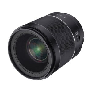 Lähikuvassa Samyang AF 35mm f/1.4 II - Sony E -objektiivista näkyy sen suuri lasielementti, säätörenkaat ja kytkimet AF/MF ja CUSTOM valkoista taustaa vasten kuvattuna.