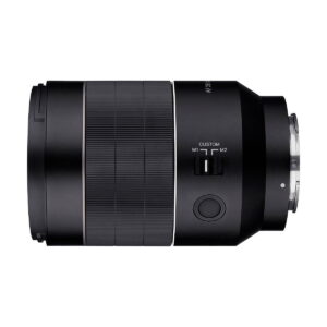 Mustassa Samyang AF 35mm f/1.4 II - Sony E -objektiivissa on kuvioitu zoomausrengas, mukautettu M1/M2-kytkin ja pyöreä sivupainike valkoista taustaa vasten.
