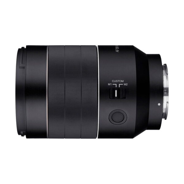 Mustassa Samyang AF 35mm f/1.4 II - Sony E -objektiivissa on kuvioitu zoomausrengas, mukautettu M1/M2-kytkin ja pyöreä sivupainike valkoista taustaa vasten.
