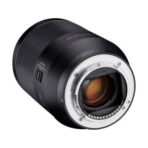 Lähikuvassa Samyang AF 35mm f/1.4 II for Sony E -objektiivista näkyy elektroniset koskettimet ja lasi objektiivin kiinnikkeessä sekä näkyvät kytkimet ja merkinnät tynnyrissä.