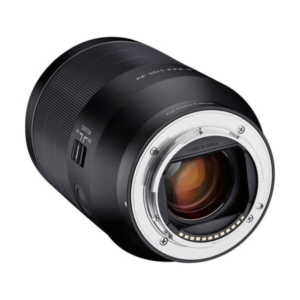 Lähikuvassa Samyang AF 35mm f/1.4 II for Sony E -objektiivista näkyy elektroniset koskettimet ja lasi objektiivin kiinnikkeessä sekä näkyvät kytkimet ja merkinnät tynnyrissä.