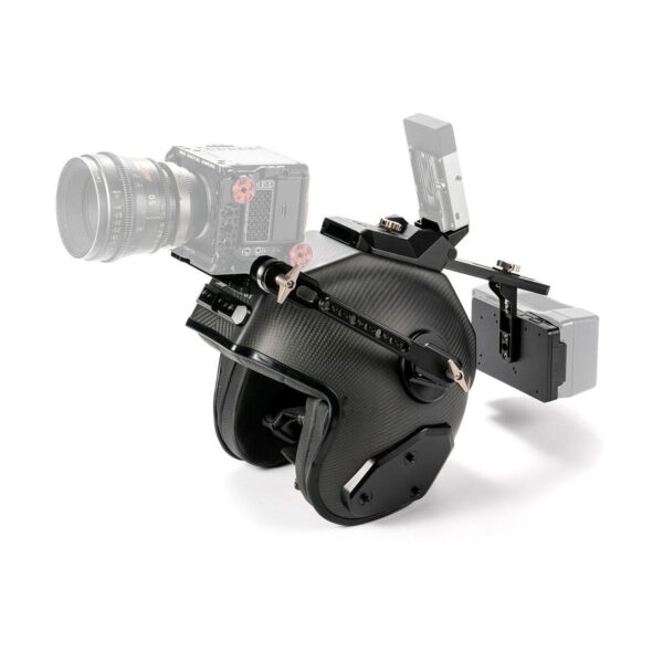 Tilta_Hermit_POV_Camera_Support_Helmet_V-Mount_005 Tilta Hermit POV-kameratukikypärä (M, V-Mount) on musta kypärä, johon on asennettu kameralaitteet - kamera, monitori ja akkupaketti - jotka on kiinnitetty metallisilla kannattimilla ja käsivarsilla. Jotkin osat on esitetty osittain läpinäkyvinä kypärän korostamiseksi.