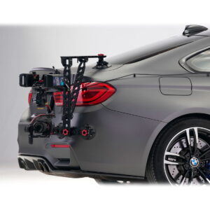 Mattaharmaa urheiluauto, jonka takaosaan on kiinnitetty Tilta Hydra Alien Car Mounting System (V-Mount) ja ammattikäyttöön tarkoitettu kameralaitteisto, joka on varustettu vakaajilla dynaamisten liikkuvien otosten kuvaamista varten.