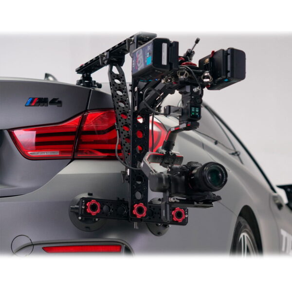 Tilta Hydra Alien Car Mounting System (V-Mount) on asennettu useilla kameroilla ja laitteilla harmaan BMW M4:n takaosaan, ja se on kiinnitetty imukupeilla takapyörän yläpuolelle ja lähelle takavaloa.