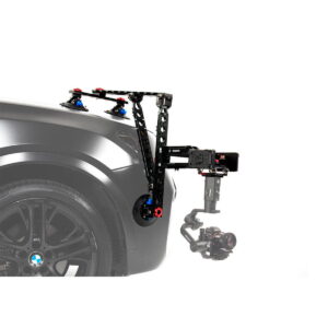 Tilta Hydra Alien Car Mounting System (V-Mount) kiinnitetään imukiinnikkeillä mustan auton kylkeen etupyörän lähelle, ja se pitää vakaasti vakiintuneen kamera-asennelman dynaamisia kuvauksia varten.