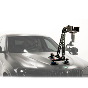 Tilta Hydra Alien Car Mounting System (V-Mount) on kiinnitetty harmaan BMW:n konepeltiin, mikä mahdollistaa vakaan kuvaamisen ajoneuvosta käsin. Tausta näyttää enimmäkseen valkoiselta ja epäselvältä.