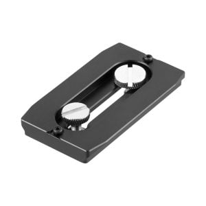 SmallRig 838 Quick Release Camera Fixing Screw 1/4" on musta suorakulmainen metallilevy, jossa on kaksi hopeanväristä säätöruuvia ja keskellä oleva ura, joka on suunniteltu kameran lisävarusteiden tai laitteiden kiinnittämiseen.