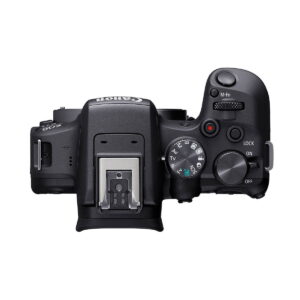 Canon EOS R10 -järjestelmäkameran yläkatsomo mustana, jossa on säätöpyörät, painikkeet, kuumakenkäkiinnitys, osittainen etsin ja näkyvä toimintatilan valintapyörä, jossa on/off-kytkin oikealla puolella.