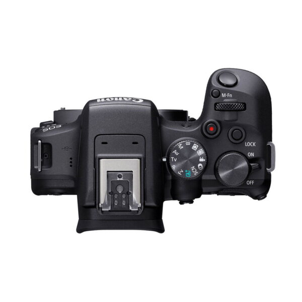 Canon EOS R10 -järjestelmäkameran yläkatsomo mustana, jossa on säätöpyörät, painikkeet, kuumakenkäkiinnitys, osittainen etsin ja näkyvä toimintatilan valintapyörä, jossa on/off-kytkin oikealla puolella.