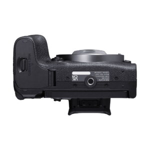 Musta Canon EOS R10 -järjestelmäkamera alhaalta katsottuna, jossa näkyy akkulokero, jalustakiinnitys, tarrat, kuvioitu kahva ja osittain näkyvä objektiivi kuvan yläosassa.