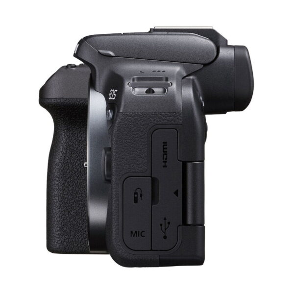 Sivunäkymä Canon EOS R10 -järjestelmäkameran musta, osoittaa kahva rakenne ja peitetty HDMI, MIC, ja USB-portit, etsimen ja tilan valitsin osittain näkyvissä päälle.