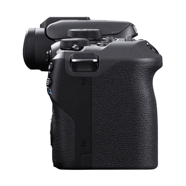 A Canon EOS R10 -järjestelmäkamera mustana, vasemmalta puolelta kuvattuna, esittäen teksturoidun otteen, säätönupit ja osan etsimestä valkoista taustaa vasten.