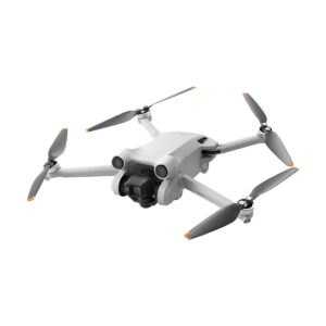 DJi_Mini_3_Pro_Smart_Controller_001 DJI Mini 3 Pro + Smart Controller, valkoinen nelikopteri, jossa on neljä potkuria, etukamera ja laskeutumisvälineet, lentää valkoista taustaa vasten.