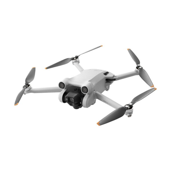 DJi_Mini_3_Pro_Smart_Controller_001 DJI Mini 3 Pro + Smart Controller, valkoinen nelikopteri, jossa on neljä potkuria, etukamera ja laskeutumisvälineet, lentää valkoista taustaa vasten.